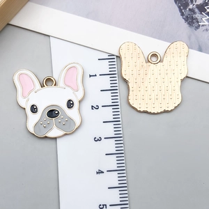 Pendentif Bouledogue Français en émail blanc et rose, largeur 2,5 cm avec dos doré