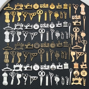 Detail van vintage naaihulpstukken van zinklegering in brons, goud en zilver
