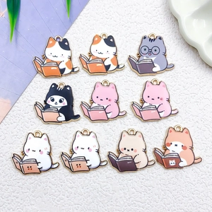 Detail van diverse cartoon katten emaille bedeltjes voor het maken van DIY sieraden