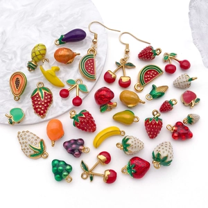 Pendentifs colorés en émail en forme de fruits comme fraise banane et avocat
