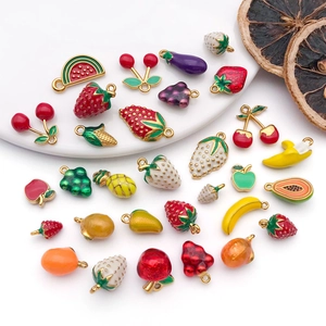 Détail de breloques colorées en forme de fruits et légumes pour bijoux DIY