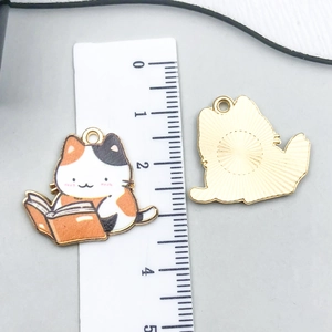 Detail van cartoon kattenhanger van legering met 3cm maatmeting voor DIY-sieraden maken