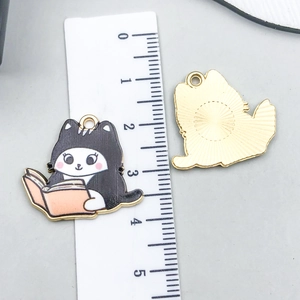 Detailweergave van 3,5cm emaille kattenbedel met maatschaal voor DIY-sieraden maken