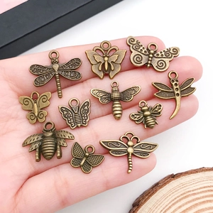 Lot de breloques insectes en bronze vintage papillon et abeille pour création de bijoux