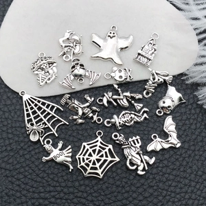 Detail van vintage zilveren Halloween-bedeltjes met spoken en spinnen voor DIY-sieraden