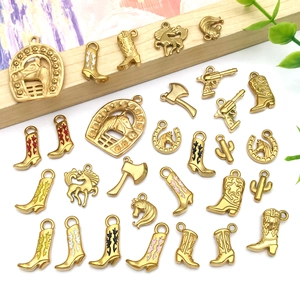 Collection de breloques cowboy dorées avec bottes et pistolets pour bijoux artisanaux