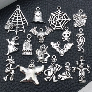 Macro-opname van 16 Halloween-hangers van legering met spook-, vleermuis- en schedelontwerp