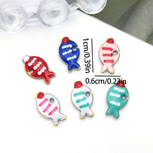 Emaille visbedels in zes kleuren voor DIY sieraden maken met een vergulde metalen basis