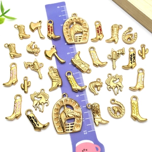 Pendentifs émaillés thème cowboy de l'ouest doré avec bottes et cactus variés