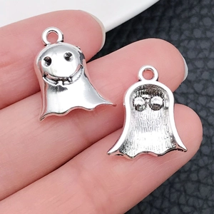 Detailweergave van zilveren spookhangers voor Halloween DIY sieraden met glimlach