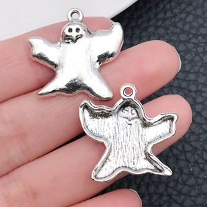 Macro-opname van zilveren spookhangers met voor- en achterkantdetails voor DIY sieraden