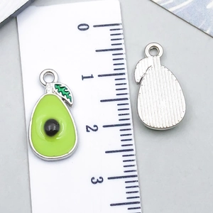 Vista macro del ciondolo avocado smaltato con misure della taglia e trama retro argento