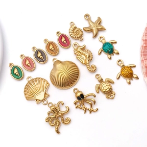 Pendentifs colorés en émail représentant des créatures marines sur fond blanc épuré