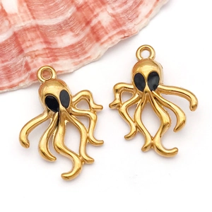 Vue macro détaillée d'un pendentif pieuvre doré poli pour la création de bijoux DIY