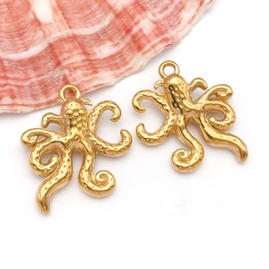 Détail macro de deux pendentifs poulpe dorés avec surface texturée pour bijoux