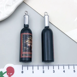 Dettaglio di ciondoli a bottiglia di vino in resina da 3,5 cm per creazione gioielli fai-da-te