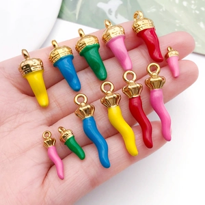 Pendentifs piment en émail coloré avec embouts dorés pour création de bijoux DIY