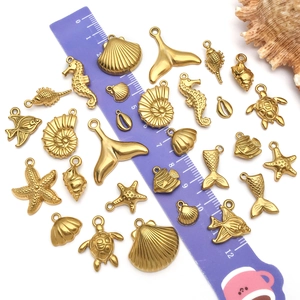 Gouden rvs oceaanhangers met schelpen, zeesterren en diverse zeedieren