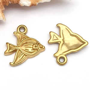 Detailopname van gouden tropische vis hangers voor DIY handgemaakte sieraden