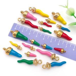 Pendentifs piment en émail faits main de différentes couleurs pour la création de bijoux