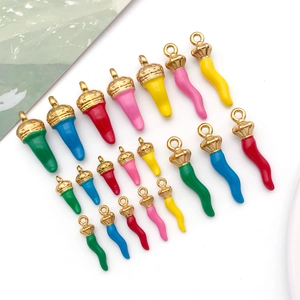 Détail de pendentifs piment cornicello en émail coloré de différentes tailles et couleurs