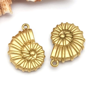 Gedetailleerde macro van gouden nautilusschelp hangers van rvs voor DIY sieraden maken