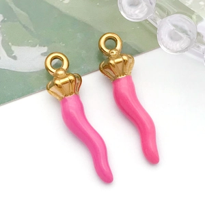 Détail de breloques corne en émail rose avec capuchons couronne dorés pour bijoux