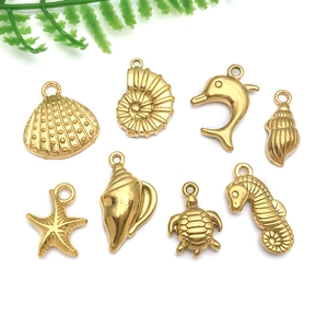 Detailset goldener Meeresanhänger mit Seesternen und Seepferdchen für DIY-Schmuckzubehör
