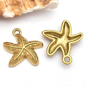 Makroaufnahme beider Seiten goldener Seestern-Anhänger für DIY-Schmuckherstellung