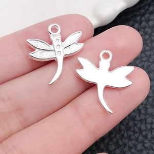 Dettaglio ravvicinato di un ciondolo a forma di libellula in argento per gioielli fai-da-te