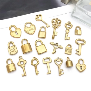 Détails de pendentifs cadenas en forme de cœur dorés et clés antiques pour bijoux artisanaux