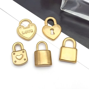 Gros plan de divers pendentifs dorés en forme de cadenas cœur et carré pour bijoux DIY