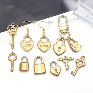 Parure de bijoux dorés avec serrure cœur et clé, boucles d'oreilles et pendentifs