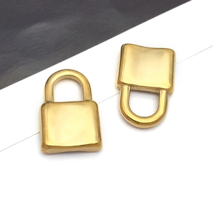 Vue détaillée d'un pendentif cadenas plaqué or avec finition mate sur fond bicolore