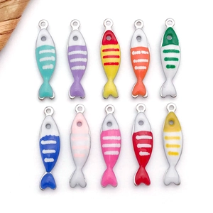 Set di 10 ciondoli a forma di pesce colorati a strisce per gioielli fai da te in smalto