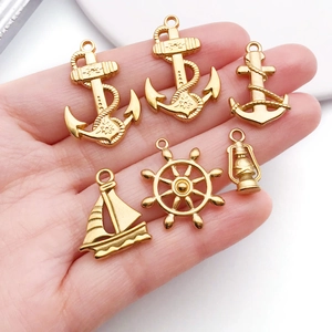 Set di 6 ciondoli nautici dorati in acciaio con ancore e timone per creazione di gioielli