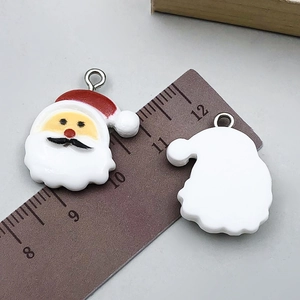 Dettaglio dei ciondoli Babbo Natale in resina con design frontale e misure reali