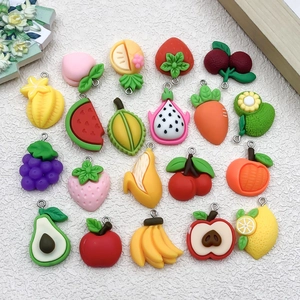 Set di 20 ciondoli realistici in resina a forma di frutta come avocado e limone per DIY
