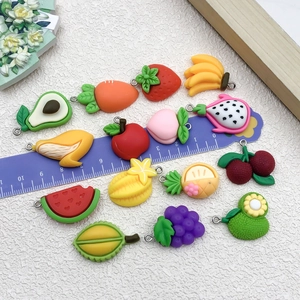 Vari mini ciondoli a forma di frutta in resina con ganci in metallo per gioielli fai da te