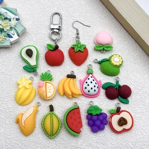 Collezione dettagliata di ciondoli a forma di frutta in resina per gioielli fai-da-te
