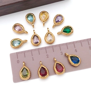 Detailweergave van 7x12mm druppelvormige geboortesteen hangers met goudkleurige randen