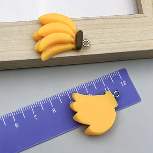 Vista macro del ciondolo a banana in resina gialla per gioielli fai-da-te e accessori