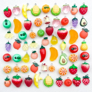 Dijes coloridos de resina 3D de frutas y verduras con anillos para joyería artesanal
