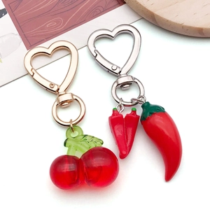 Mosquetones de corazón con colgantes de cereza y chile para decoración creativa de bolsos