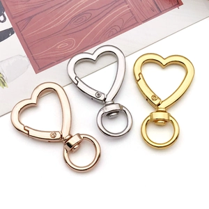 Tres mosquetones de corazón en oro, plata y oro rosa para llaveros personalizados