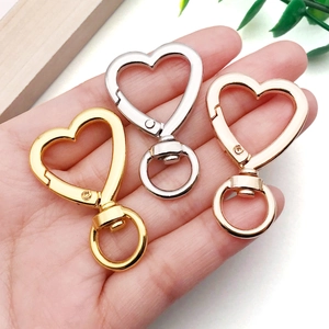 Mosquetón giratorio en forma de corazón para llaveros y accesorios de bolsos en tres colores