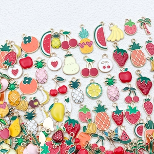 Vue à plat de breloques en émail coloré cerise et citron pour la création de bijoux DIY