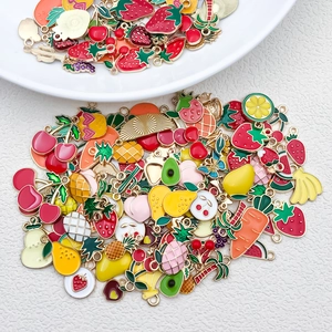 Vue macro de divers pendentifs en alliage émaillé fruits et légumes pour bijoux DIY