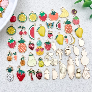 Vue à plat de breloques en émail poli en forme de cerise, fraise et citron