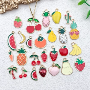 Vue détaillée de breloques fruits en émail coloré pour colliers DIY et accessoires